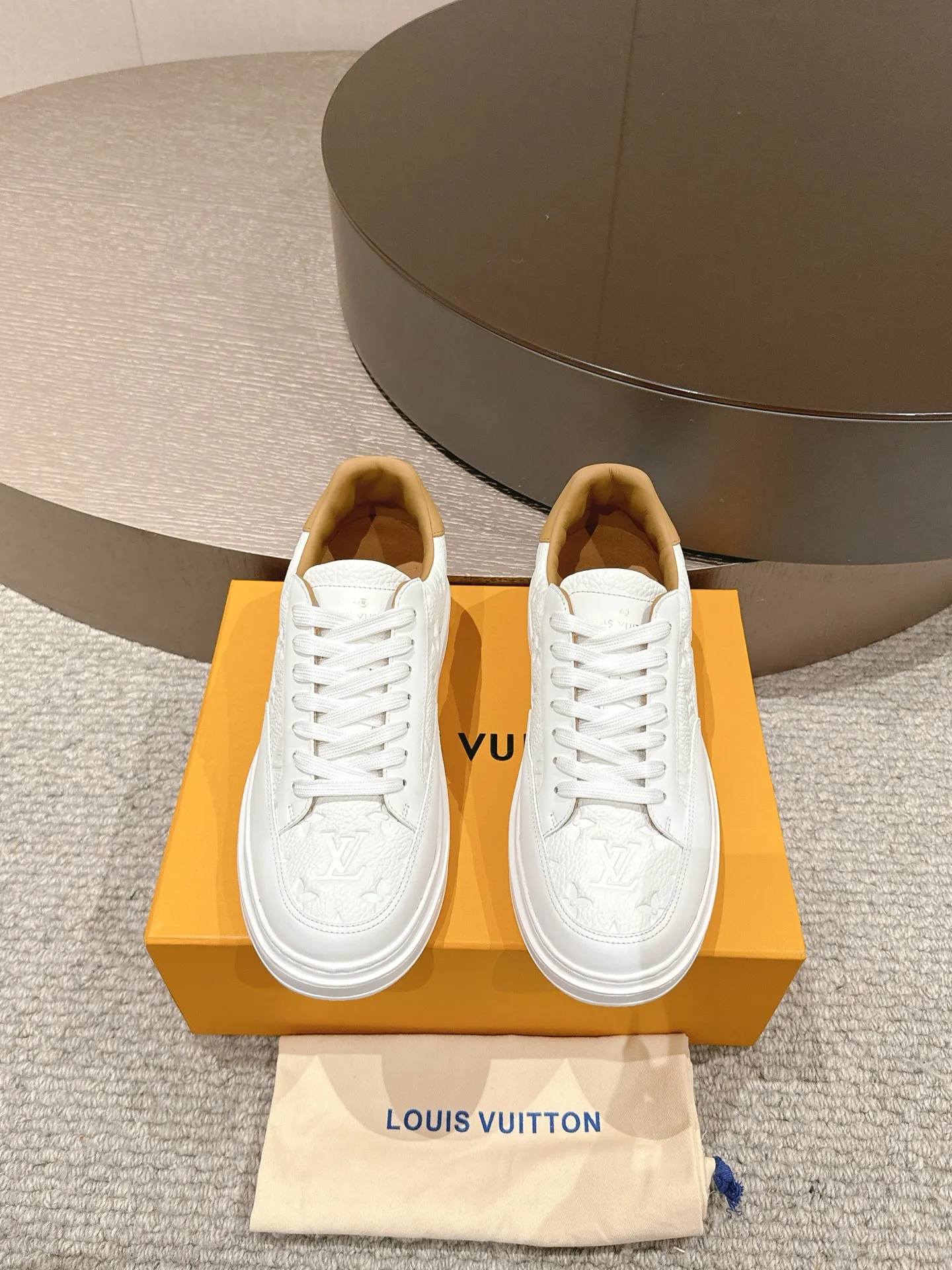 👟👟Ex-factory price 680👟👟 LV25 new style white shoes, best-selling model in the counter window, very three-dimensional and beautiful! Personalized printing, three-dimensional printed cowhide fabric...cowhide feet...original 4cm thick sole...Logo hot stamping, matching packaging, code number: 37-44 (45 customized, non-refundable)